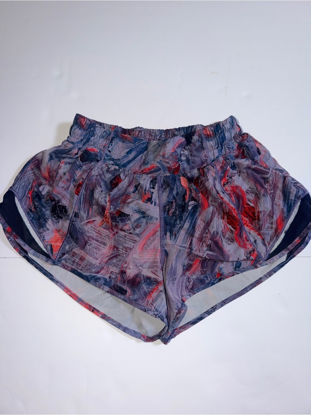 Lululemon Mid Rise Hotty Hot Shortd 2.5” inseam size 4